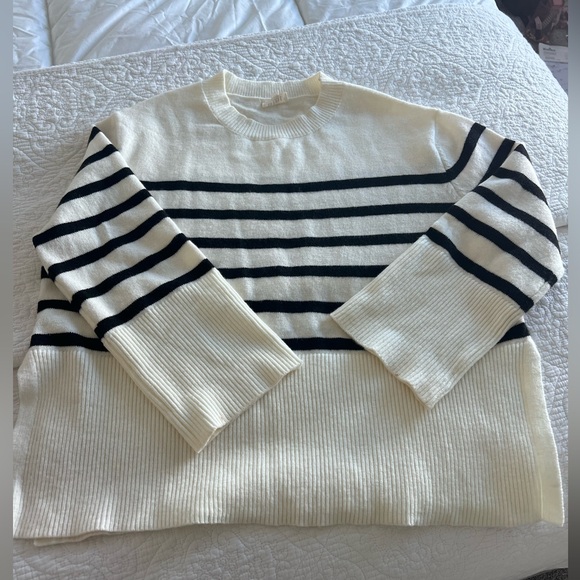 Large sweater with slits on the side and wide sleeves - Picture 2 of 5